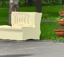 В городском парке Южно-Сахалинска повредили новые музыкальные скамейки