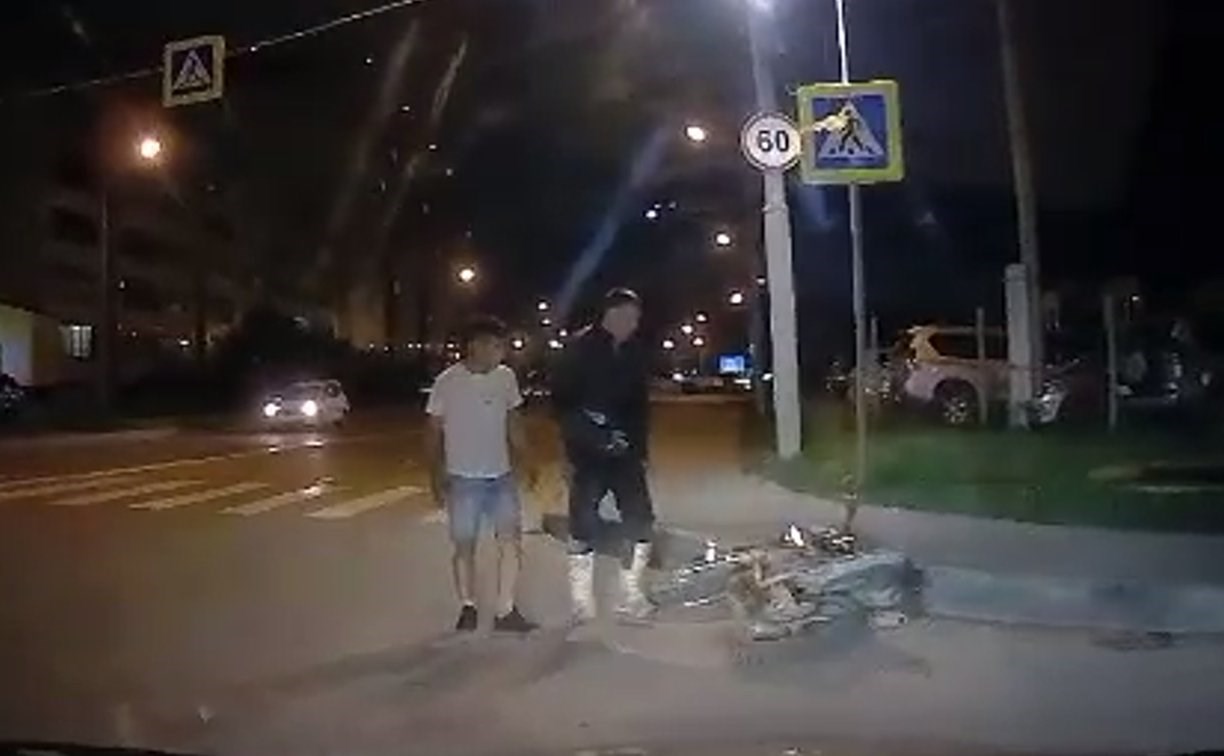 На Железнодорожной в Южно-Сахалинске красная иномарка сбила мотоциклиста
