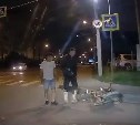 На Железнодорожной в Южно-Сахалинске красная иномарка сбила мотоциклиста