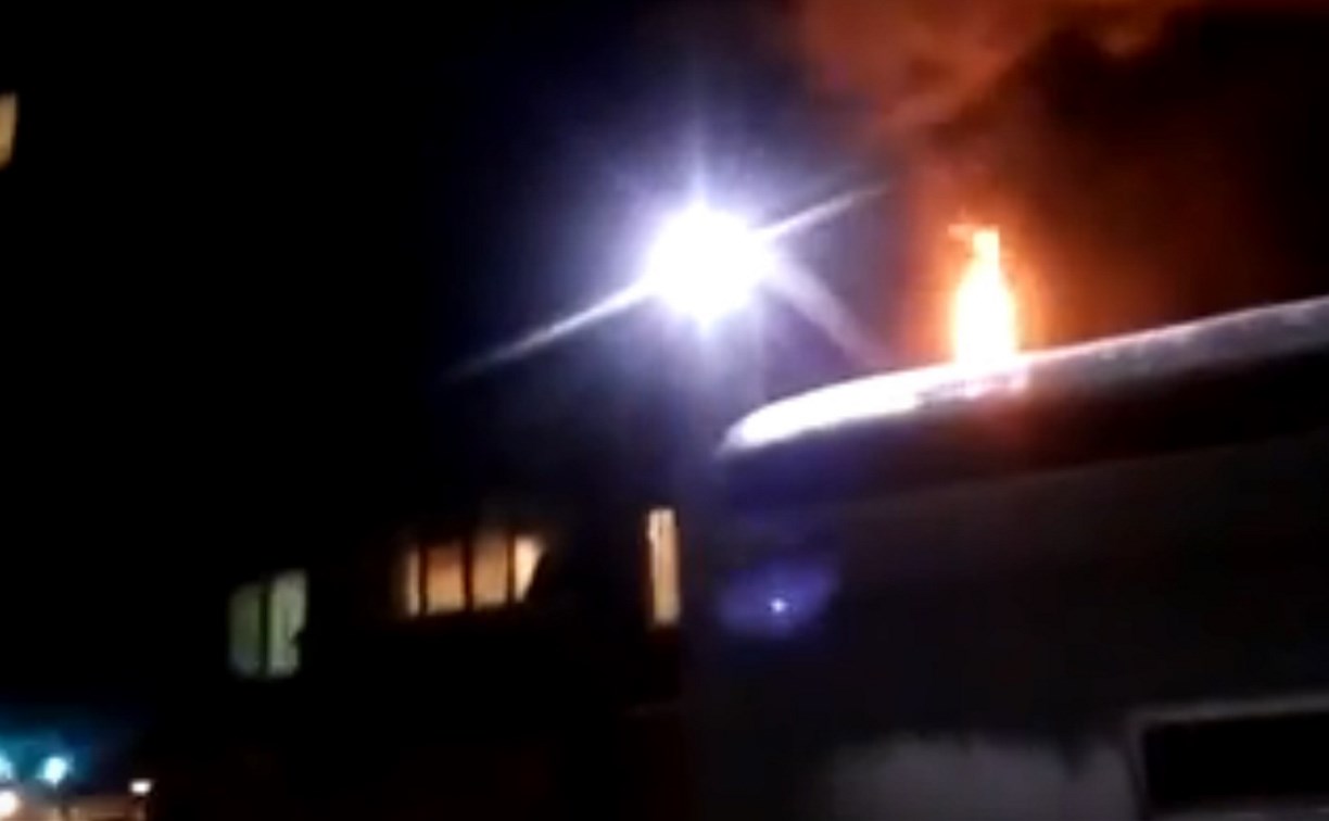 Квартира сгорела в многоэтажке в Корсакове 