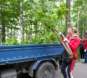 Боле двух десятков «КамАЗов» мусора собрали во время субботника в парке Южно-Сахалинска