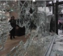 Разбил витрину магазина и похитил вещи на 110 тысяч рублей житель Южно-Курильска