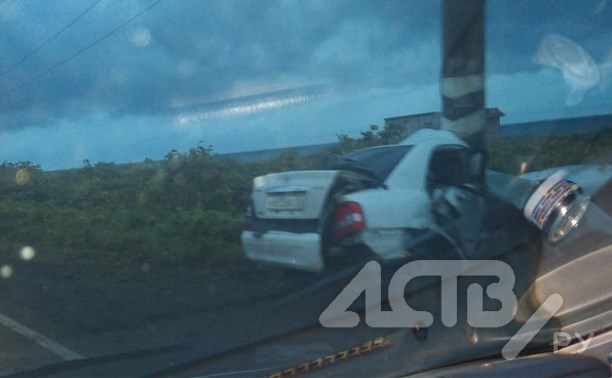В ночь на воскресенье автомобиль на Сахалине влетел в столб, есть пострадавшие