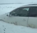 Сотрудники ГАИ на Сахалине вызволили заметенный снегом седан с людьми 