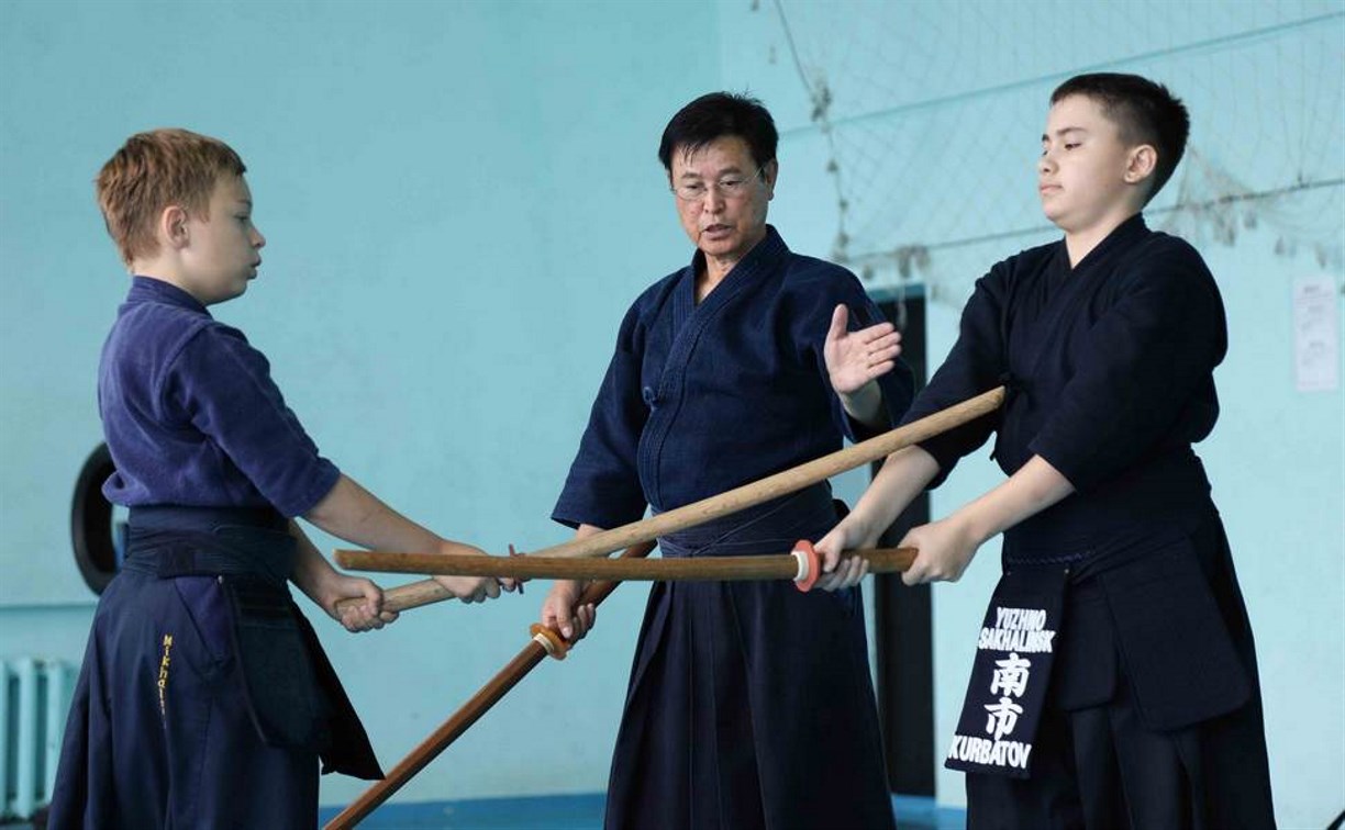 Японские мастера провели для молодых сахалинцев семинар по кендо