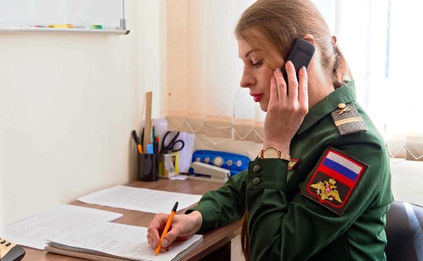 До 60 звонков в день: какие проблемы решают колл-центр и пункт помощи военным и их семьям на Сахалине