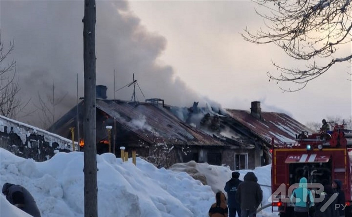 Очевидцы: пожар после взрыва произошел в пригороде Южно-Сахалинска