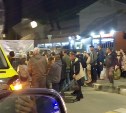 Десятки людей собрались у места ДТП с участием грузовика и мотоцикла в Южно-Сахалинске