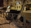Два автомобиля врезались в деревья в Корсакове