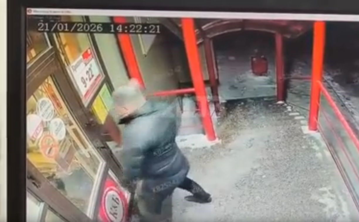Сахалинец, одним ударом разбивший дверь в алкомаркет, объяснил, зачем это сделал
