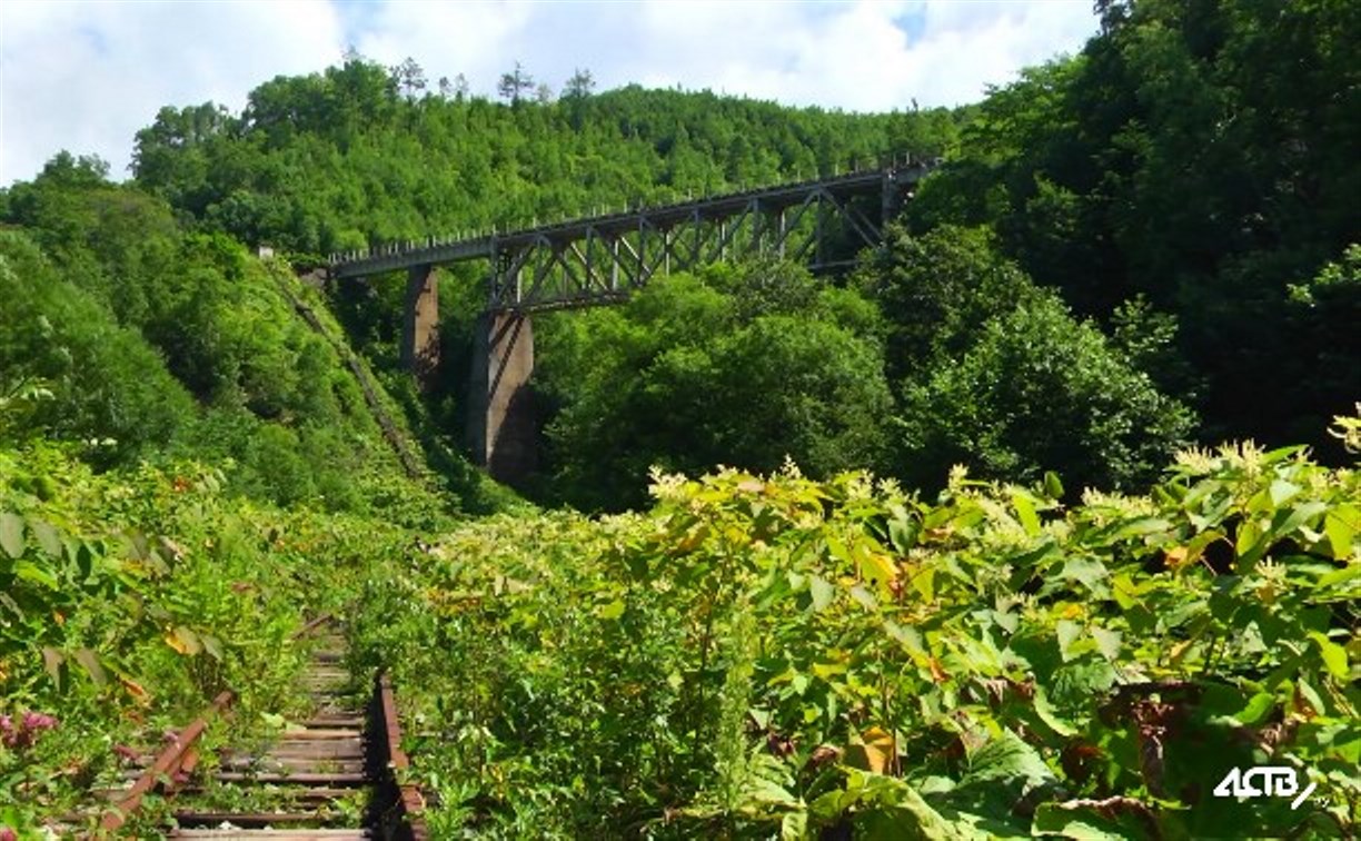 Туристы, приезжающие к Чёртовому мосту на поезде, смогут задержаться в популярном месте