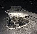 Toyota Carina врезалась в дорожное ограждение в Холмском районе