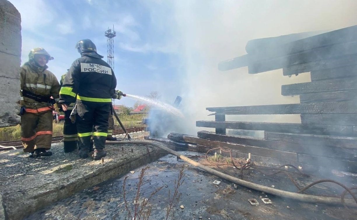 Два пожарных расчёта съехались к месту возгорания в Южно-Сахалинске