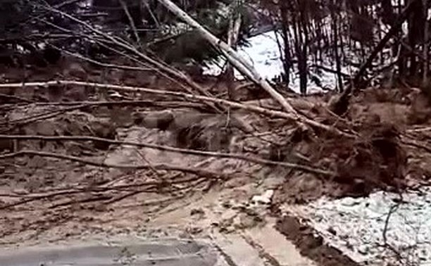 Сель обрушился на дорогу и блокировал сахалинское село