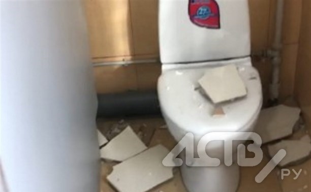 На унитаз со стен обвалились плиты: студентки в Южно-Сахалинске ужаснулись состоянию туалета в колледже