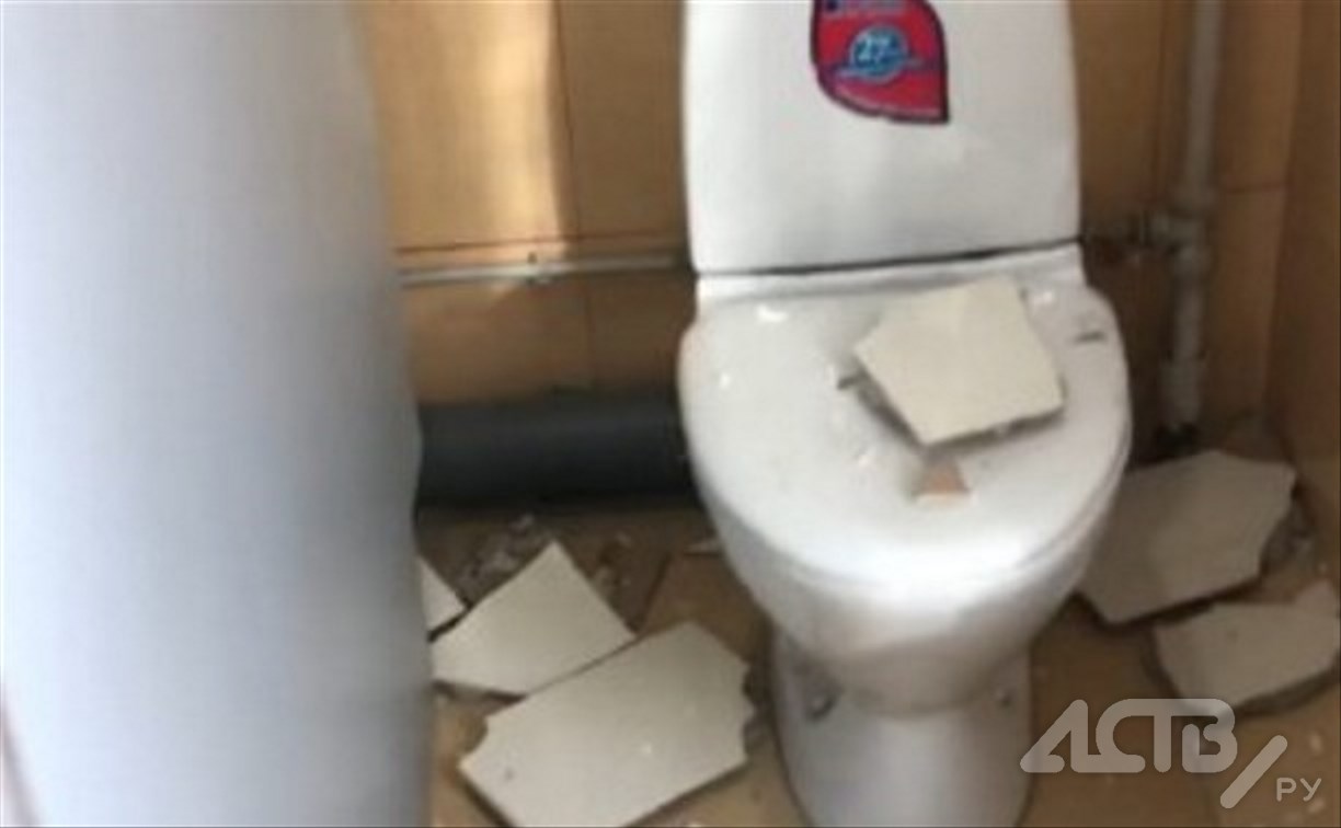 На унитаз со стен обвалились плиты: студентки в Южно-Сахалинске ужаснулись состоянию туалета в колледже