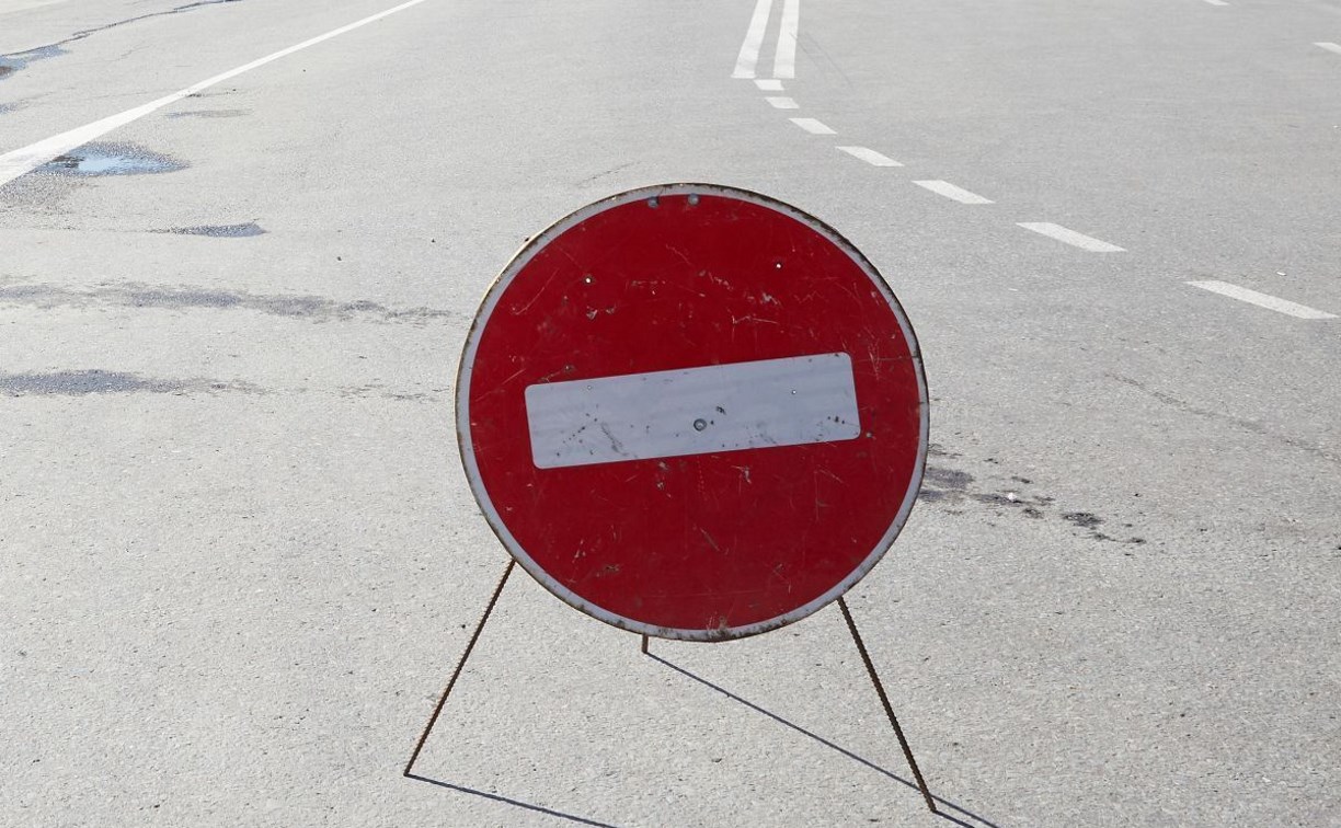 Одну полосу улицы Украинской в Южно-Сахалинске закрыли для движения