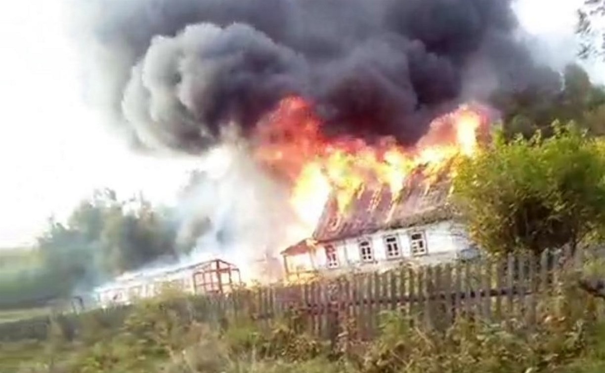 Дом сгорел в селе Смирныховского района