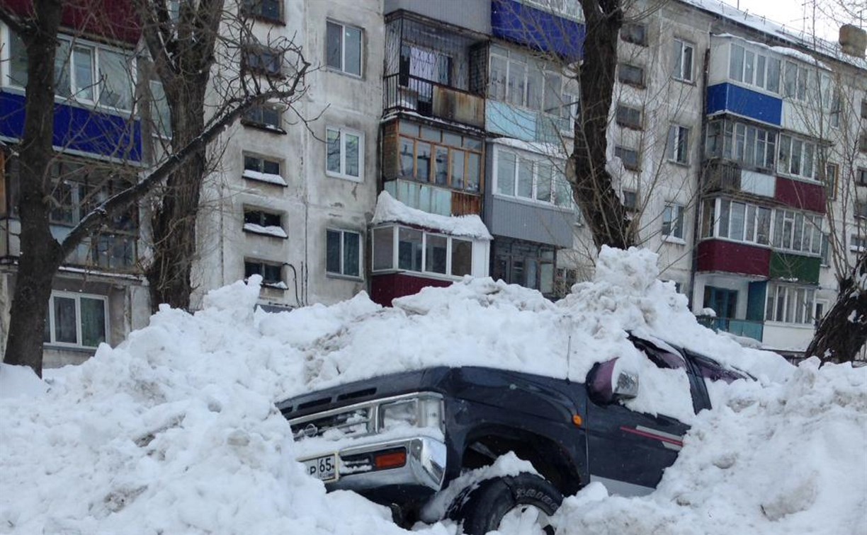 В Южно-Сахалинске экскаватор вместе со снегом утащил с обочины джип -  Новости Сахалинской области. Происшествия - astv.ru