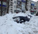 В Южно-Сахалинске экскаватор вместе со снегом утащил с обочины джип