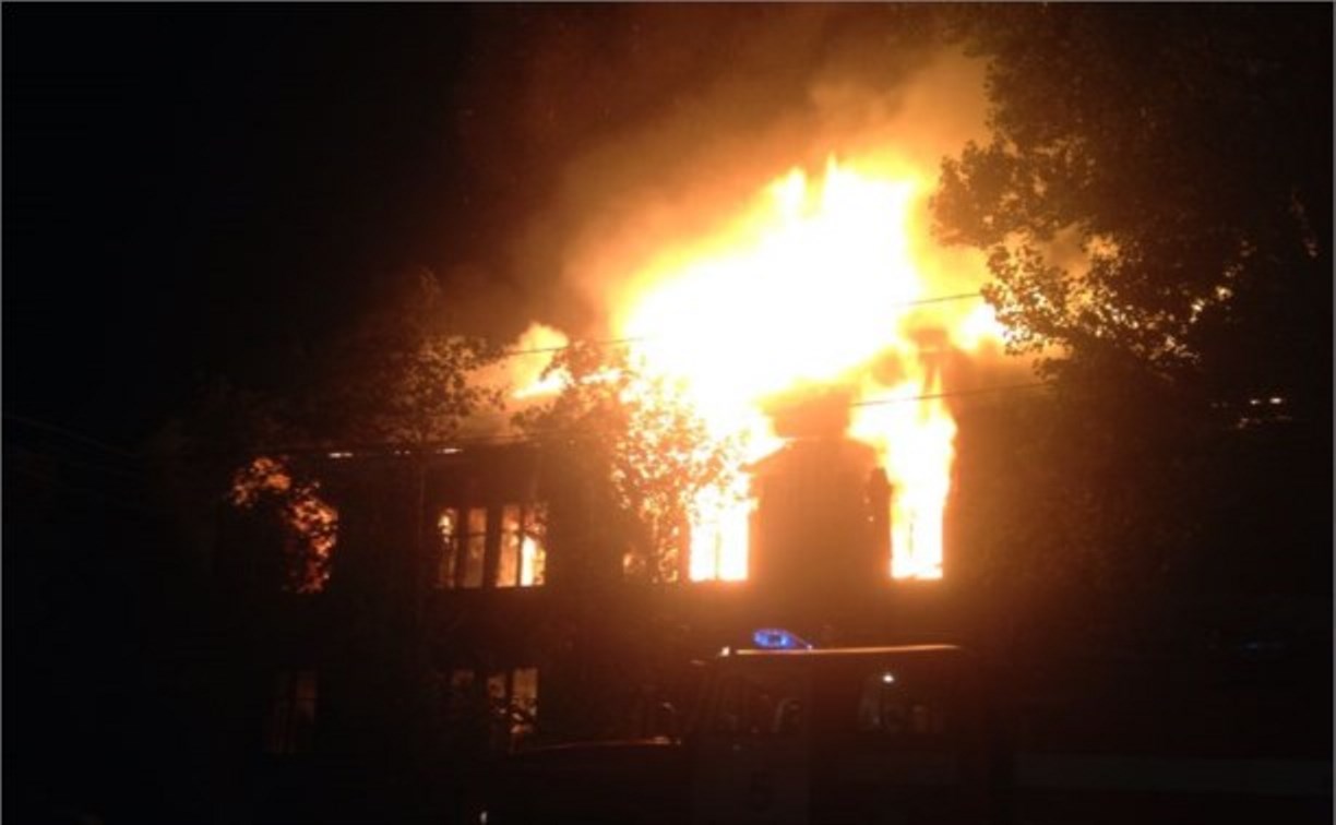 В Анивском районе пожарные больше часа тушили полыхающую комнату в доме