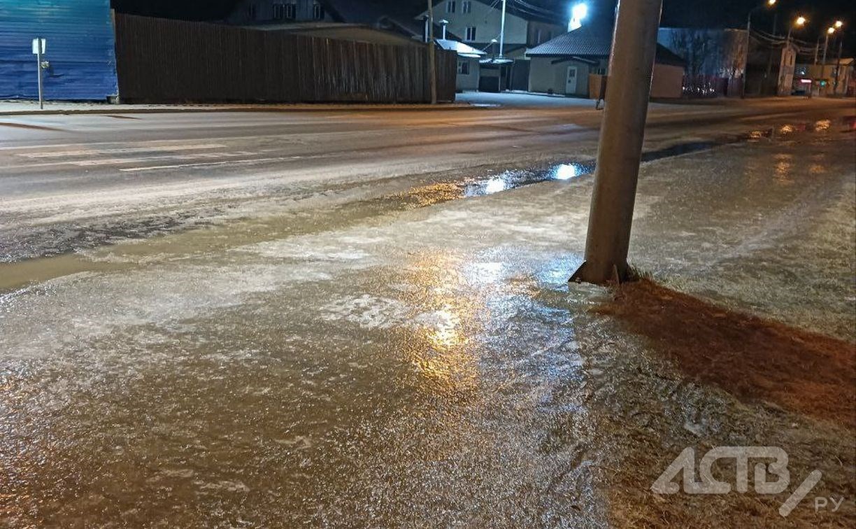 В Южно-Сахалинске специалисты ищут причины появления катка возле "Спутника"
