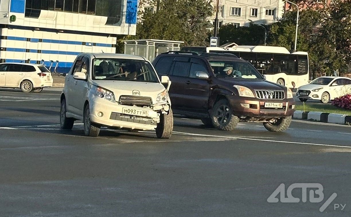 Два автомобиля не смогли разъехаться на кольце в Южно-Сахалинске