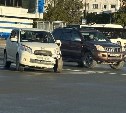 Два автомобиля не смогли разъехаться на кольце в Южно-Сахалинске