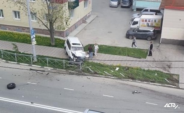 Внедорожник пробил дорожное ограждение и вылетел на тротуар после ДТП в Южно-Сахалинске
