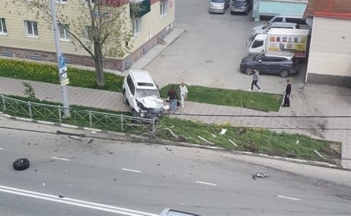 Внедорожник пробил дорожное ограждение и вылетел на тротуар после ДТП в Южно-Сахалинске