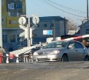 В Южно-Сахалинске в ДТП один автомобиль подтолкнул второй под двигающийся поезд