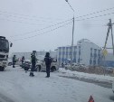 Водитель внедорожника пострадал при столкновении с самосвалом в Южно-Сахалинске