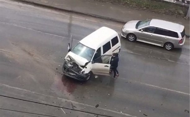 Мужчина пострадал при столкновении Nissan Safari и Toyota TownAce в Южно-Сахалинске