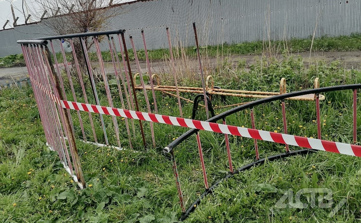 Жители Холмска пожаловались на снос детской площадки "варварским способом"