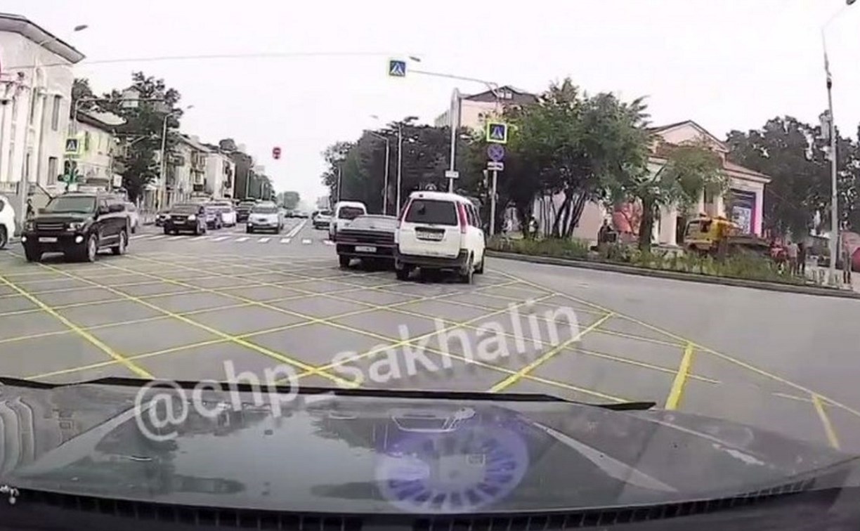 Легковушка "бодалась" с микроавтобусом на перекрёстке в Южно-Сахалинске
