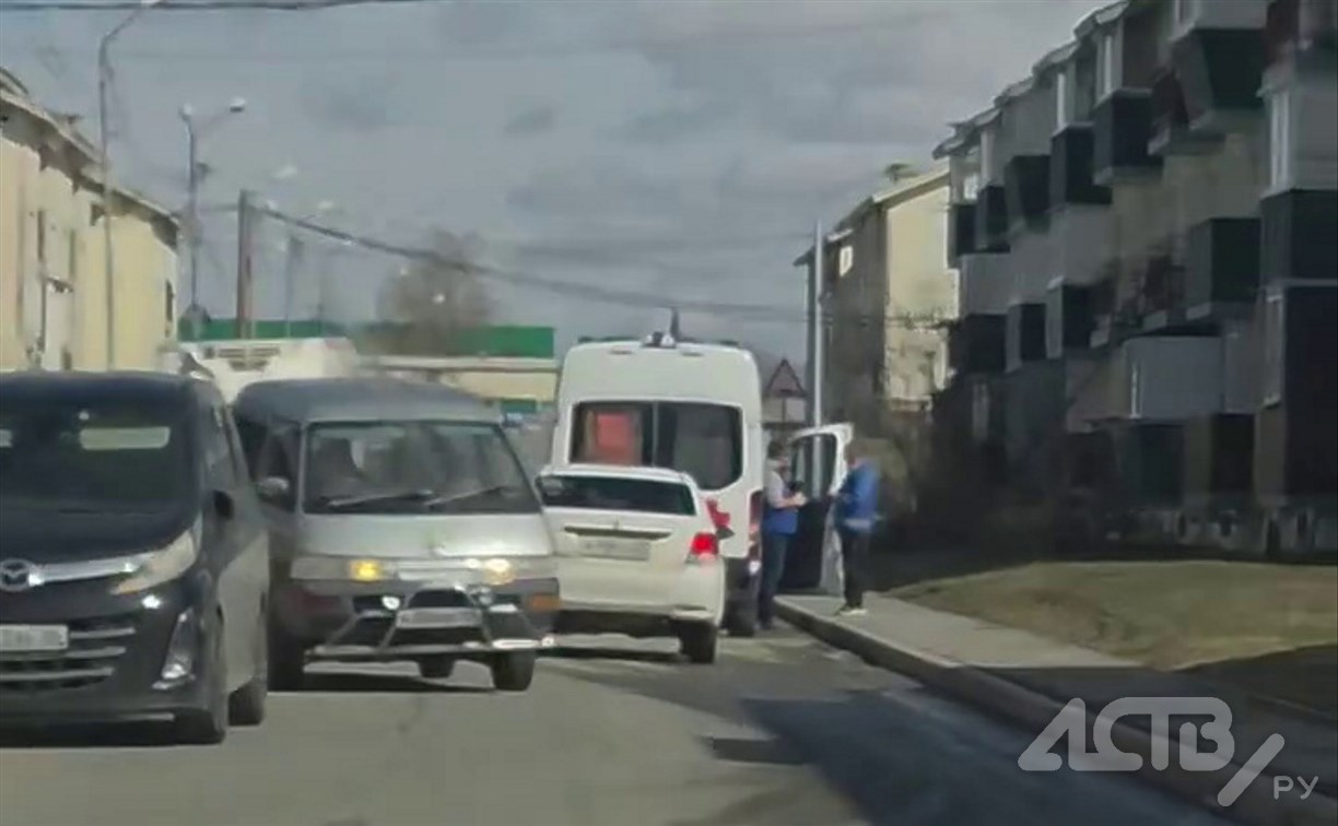 Автомобиль скорой помощи и минивэн столкнулись в Южно-Сахалинске