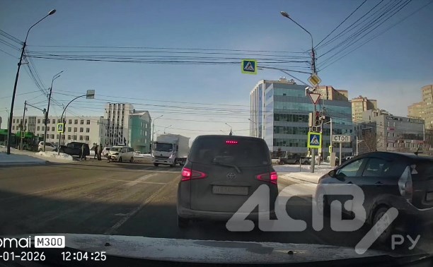 "Повернул на мигающий": появилось видео жёсткого ДТП на "Плазе" в Южно-Сахалинске с другого ракурса