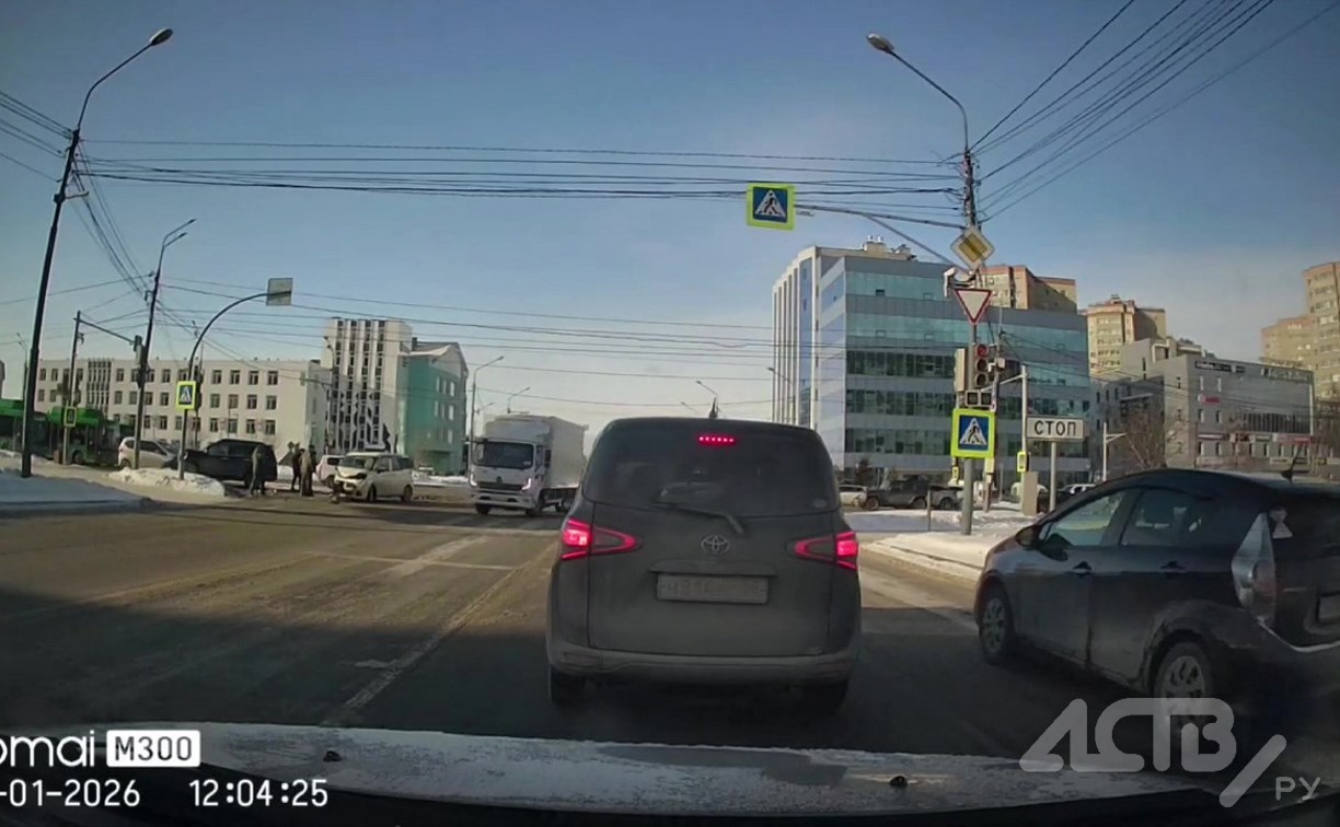 "Повернул на мигающий": появилось видео жёсткого ДТП на "Плазе" в Южно-Сахалинске с другого ракурса