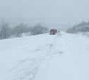 В снегу на перевале в Долинском районе застряли два большегруза