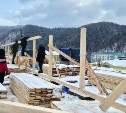 В Невельске начали восстанавливать пострадавшую от пожара крышу многоквартирного дома