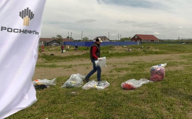 В День России работники проекта "Сахалин-1" убрались на пляже и сыграли в мини-футбол