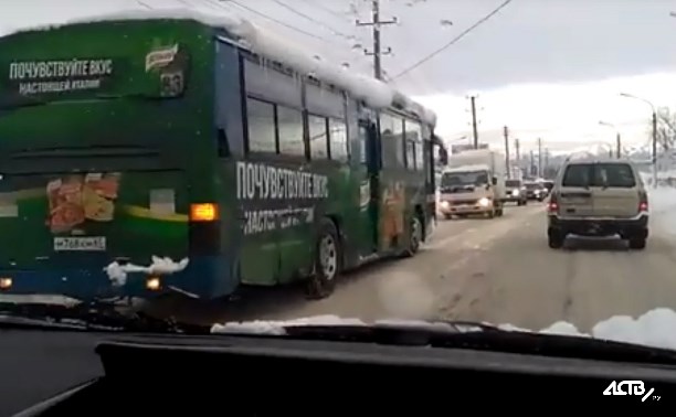 Пассажирский автобус, едущий задом наперед, сняли южносахалинцы