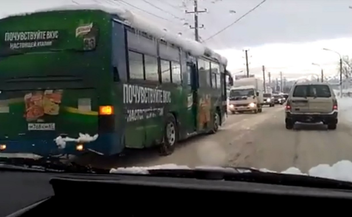 Пассажирский автобус, едущий задом наперед, сняли южносахалинцы