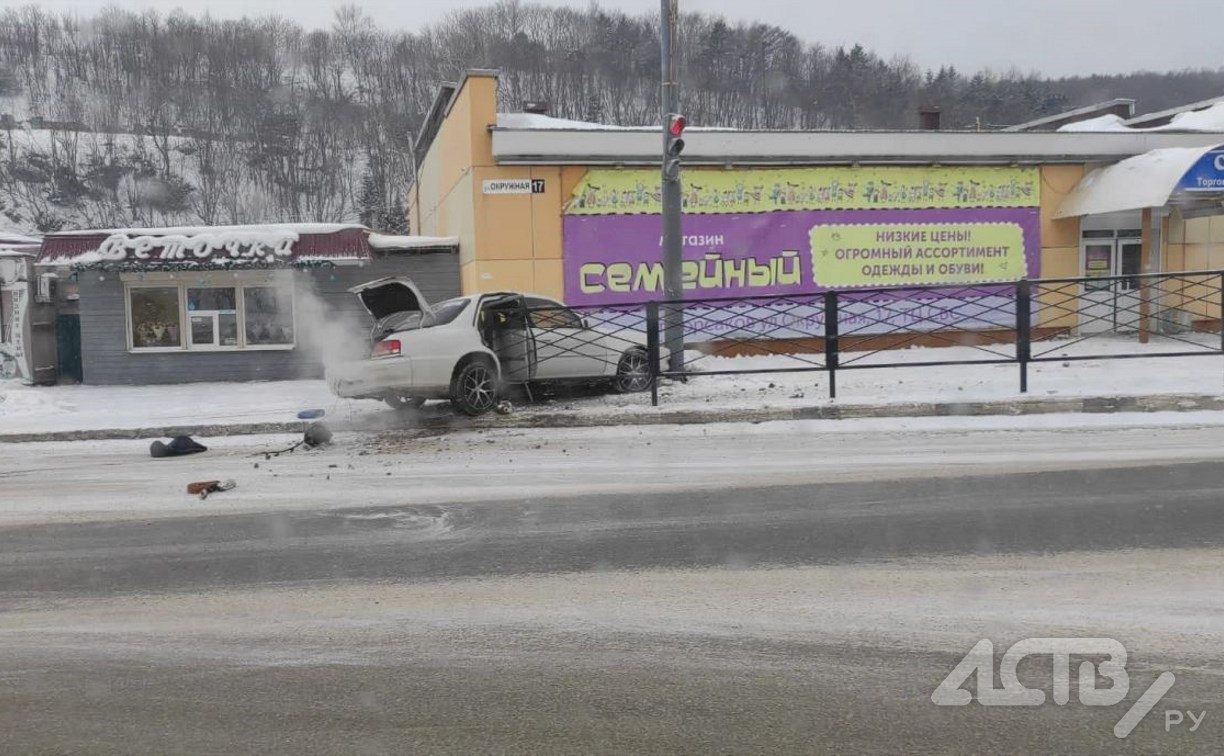 Автомобиль Toyota Cresta жёстко влетел в дорожное ограждение в Корсакове