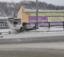 Автомобиль Toyota Cresta жёстко влетел в дорожное ограждение в Корсакове