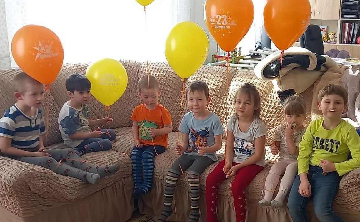 "В их глазах искренность": добрые сахалинцы приехали в детский дом с игрушками и пирогами