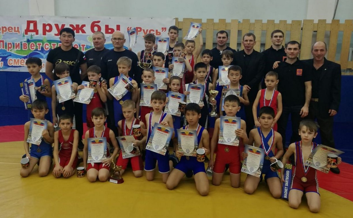 Сахалинские спортсмены завоевали три медали на турнире по вольной борьбе в Хабаровске