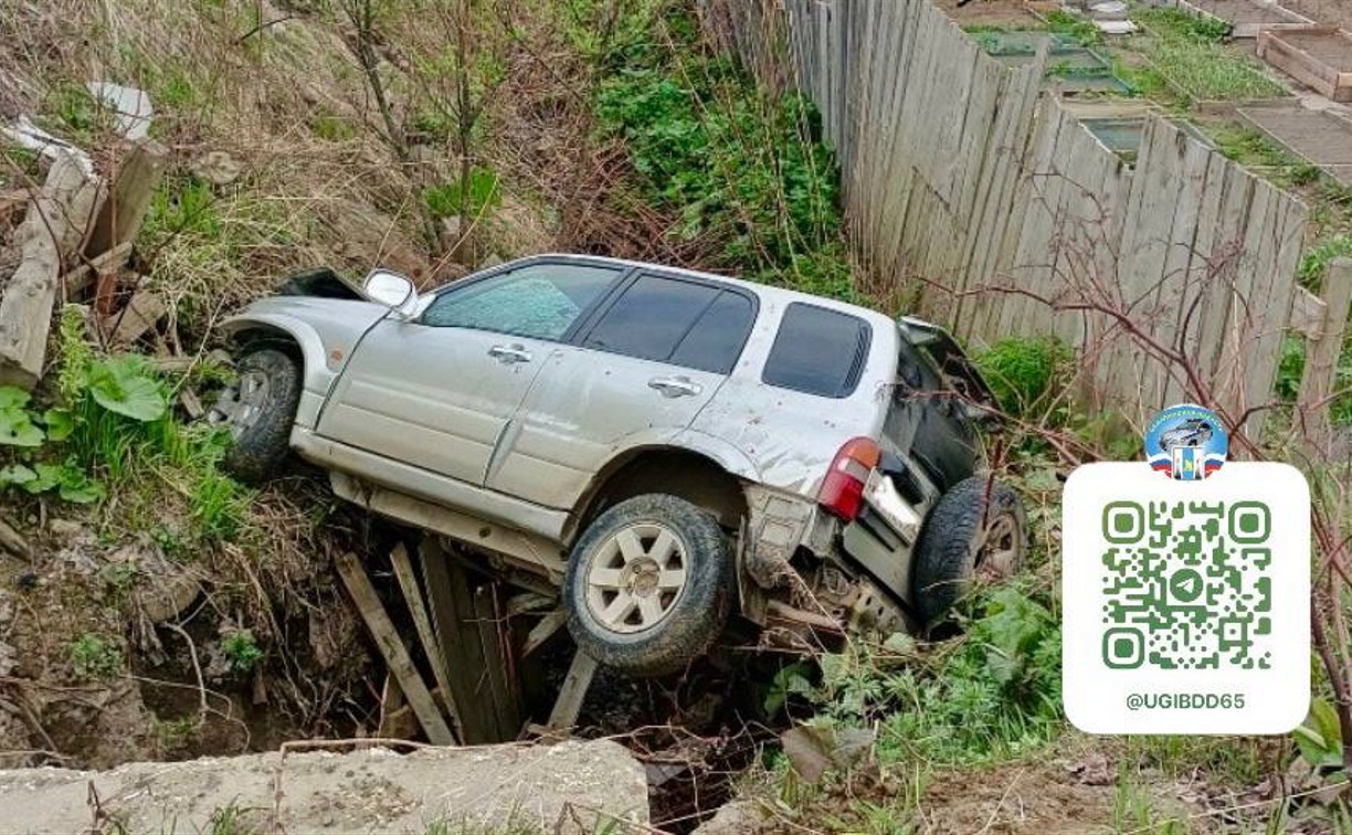 Компания молодых людей на автомобиле Suzuki Escudo улетела в овраг на Сахалине Компания молодых людей на автомобиле Suzuki Escudo улетела в овраг на Сахалине