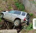Компания молодых людей на автомобиле Suzuki Escudo улетела в овраг на Сахалине