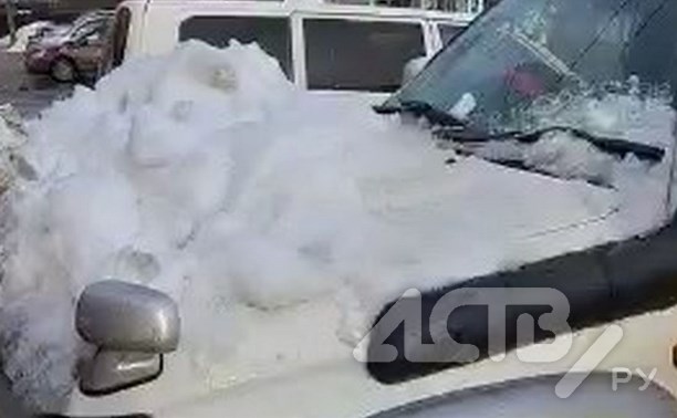 Упавшая глыба льда в Троицком разбила припаркованный около магазина внедорожник 
